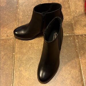 CLARKS Bendables Black Leather Zip Boots Booties Size 7 M New without box